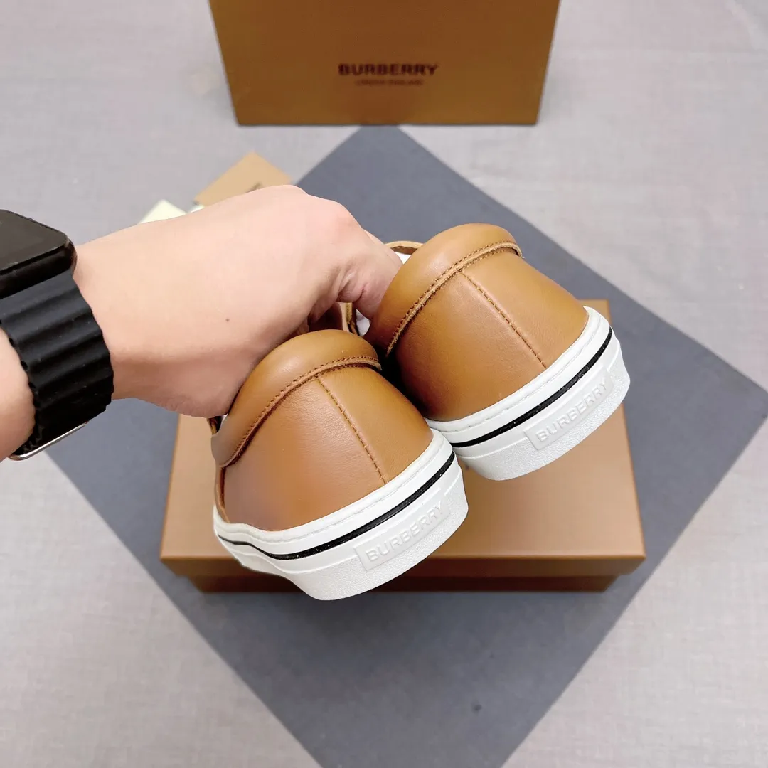 ◾️▫️P380. B's 2025 spring and summer new product, men's classic low-top slip-on sneakers, made of classic retro B's printed canvas material, spliced ​​with layered calfskin, and decorated with a new brand logo. First-layer cowhide lining, embossed Burberry logo on the heel, and original TPU outsole! Size: 38-45 No. 004